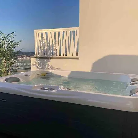 Seascape Met Prive Jacuzzi Apartment